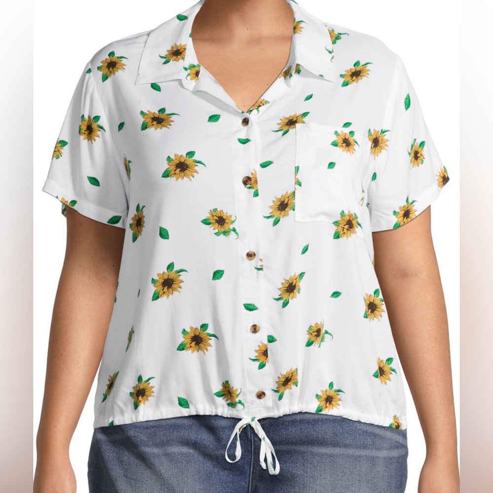 NO BOUNDARIES size junior XL, white with yellow sunflowers, short sleeve blouse